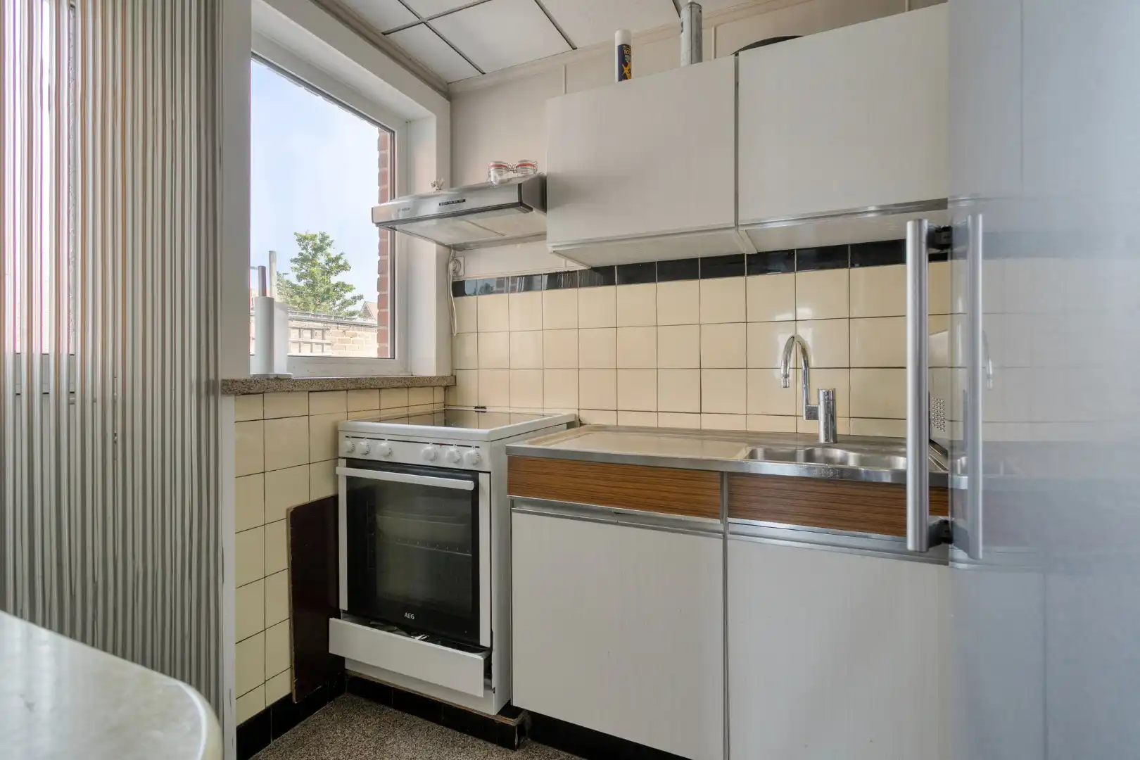 Te renoveren gezinswoning met garage foto 11