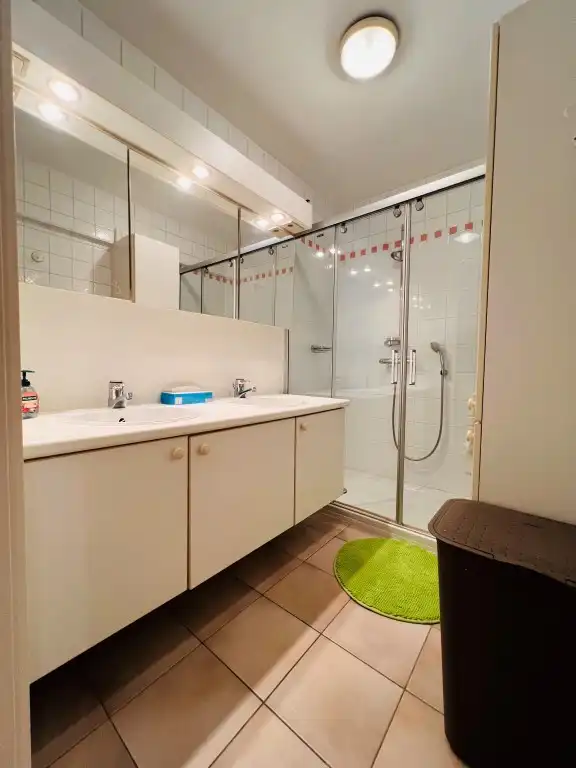 Ruim woonappartement met 3 slaapkamers en carport foto 12