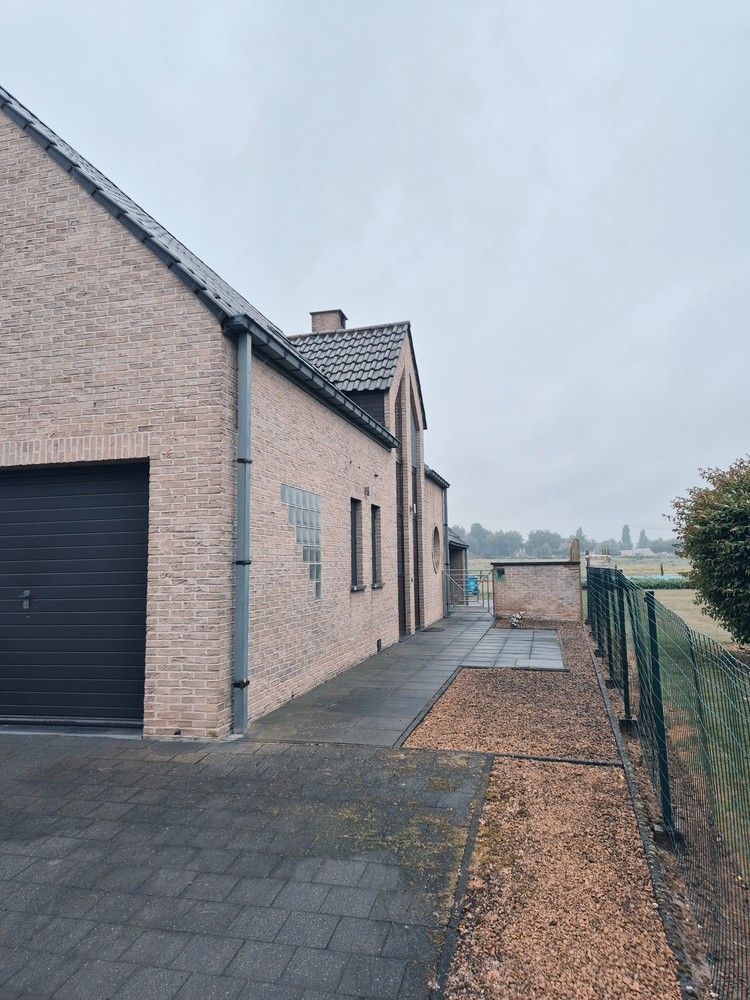 Prachtige villa uit de jaren 90 met drie slaapkamers en grote tuin! foto 37