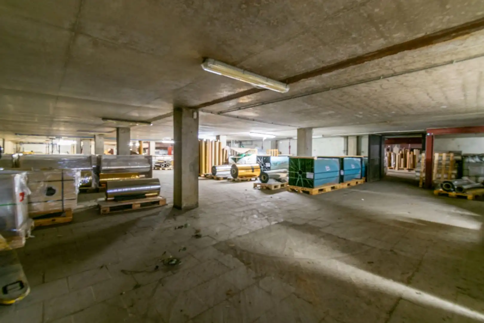 ZEER RUIME LOODS (3000m²) + WONING/BUREEL ! foto 10