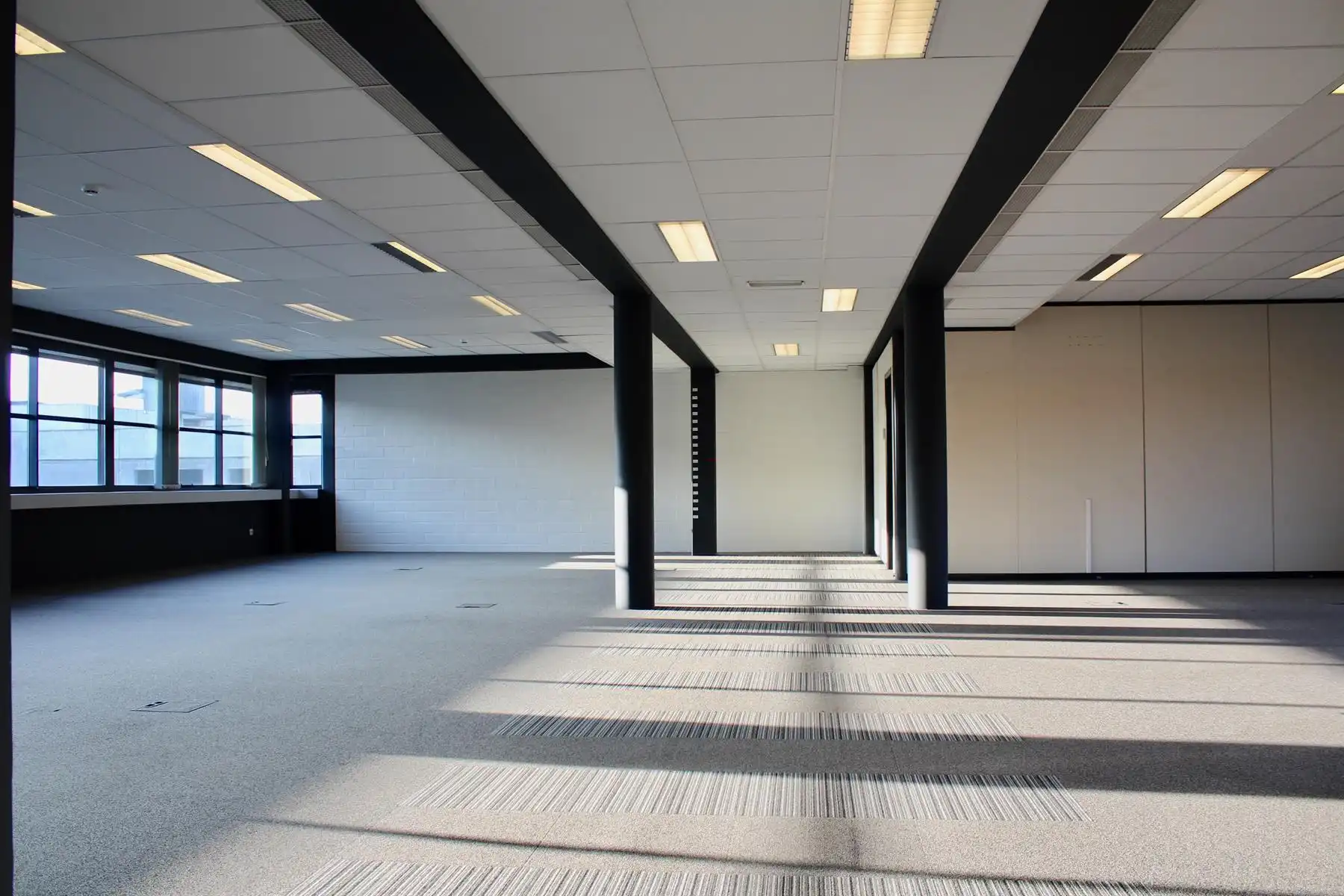 Centraal gelegen kantoorgebouw in Erembodegem foto {{pictureIndex}}