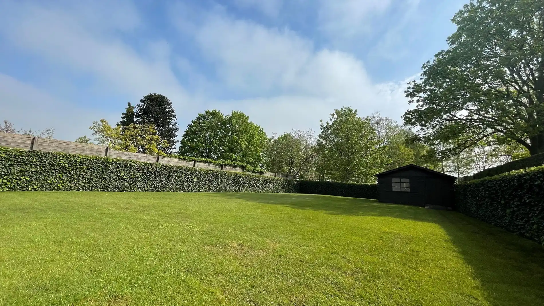 Villa met 3 kamers, 20 zonnepanelen en een dubbele garage op 800 m² foto 12