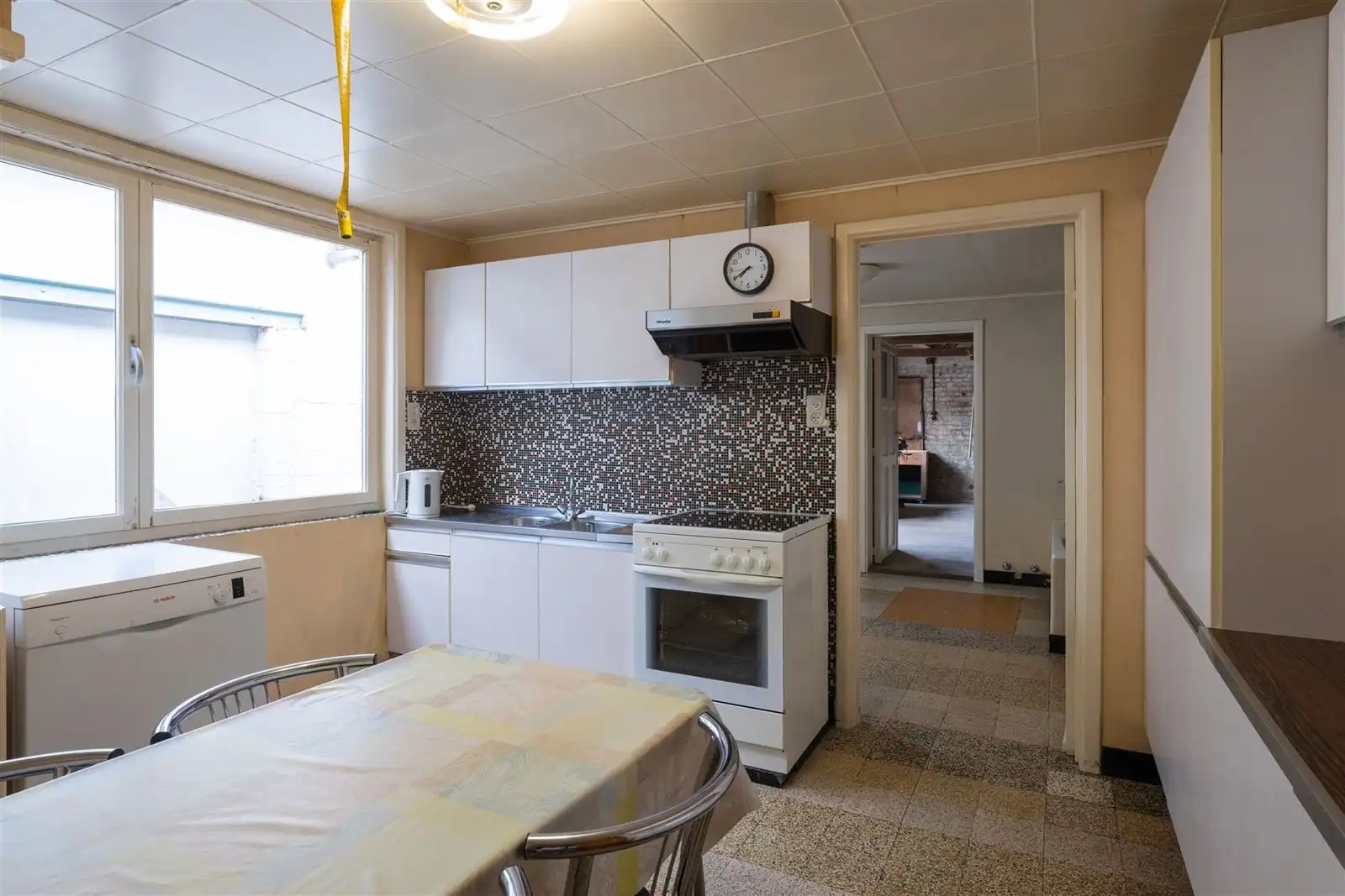 Te renoveren woning met ruime garage in centrum Zottegem! foto 4