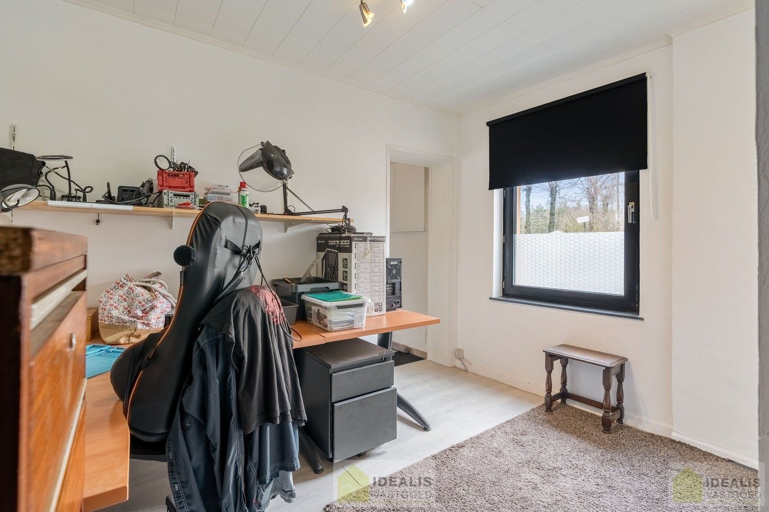 IDEALIS VASTGOED – CHARMANTE EENGEZINSWONING TE WIJCHMAAL, PEER! Deze woning omvat ca. 102m² bewoonbare oppervlakte op een perceel van 2a24ca met op het gelijkvloers inkomhal, bureau, woonkamer, keuken, toilet en berging. Op de verdieping 2 slaapkamers, dressing (mogelijkheid tot 3de slaapkamer in dressing) en badkamer. Uiterst geschikt voor kandidaten op zoek naar een betaalbare woning. foto 3