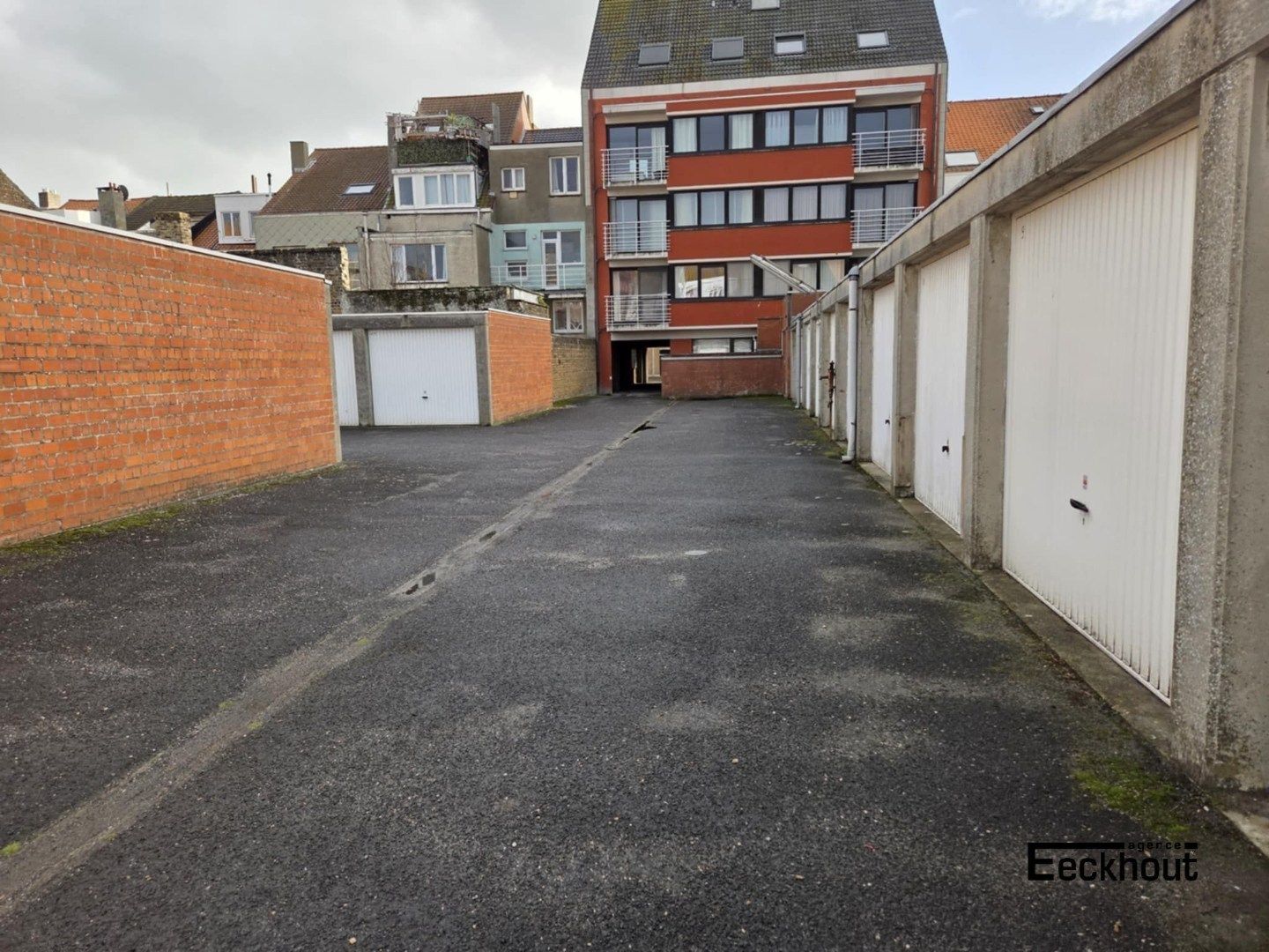 Zeer ruime gesloten garagebox op gunstige locatie foto {{pictureIndex}}