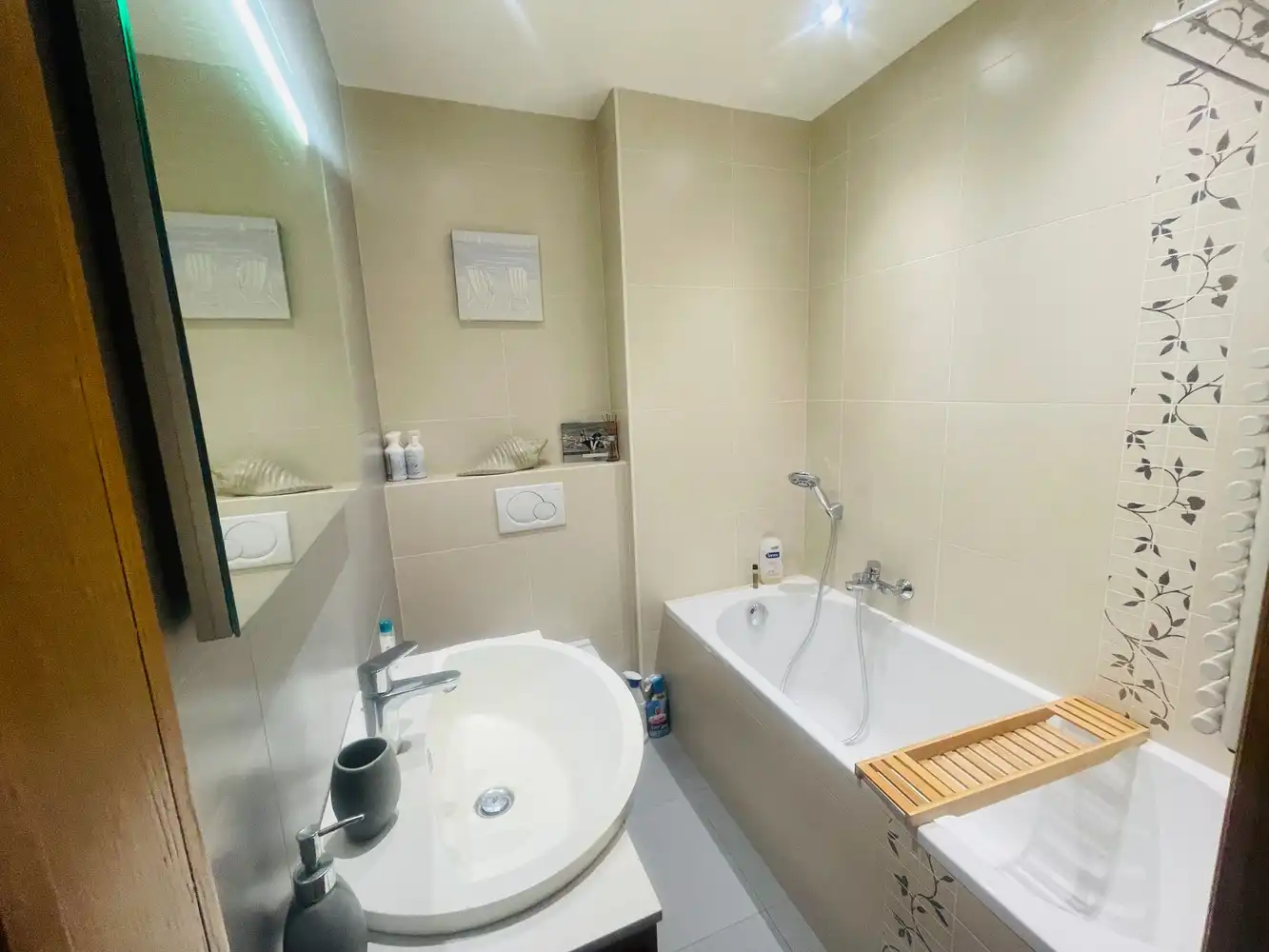 Zeebrugge op 50meter van het strand Uiterst charmante totaal gerenoveerde RUIM WOONHUIS met 5 SLAAPKAMERS en 3 BADKAMERS en 3 TERRASSEN. Grote troef is 2 AUTOSTAANPLAATSEN en ruime GARAGE.&nbsp; Oprit, grote garage, werkplaats, plaats voor fietsen, ingerichte STUDIO met tuintje op het zuiden. &nbsp;1éV:&nbsp; Zalige living , ingerichte open keuken, uitgevend op een groot zonneterras.Long island style. 2é V: 3 leuke slaapkamers , 2 badkamers. Onder het dak&nbsp; 4 é slaapkamer uitgevend op mooi terras met prachtig vergezicht.Bebouwde oppervlakte van 230 m2 Grondoppervlakte is 137m2 Magnifiek, Perfect onderhouden&nbsp; Juist verhuizen ! Zalig Wonen!&nbsp; Zowel hoofverblijfplaats, als vakantieverblijf aan Zee . foto 14