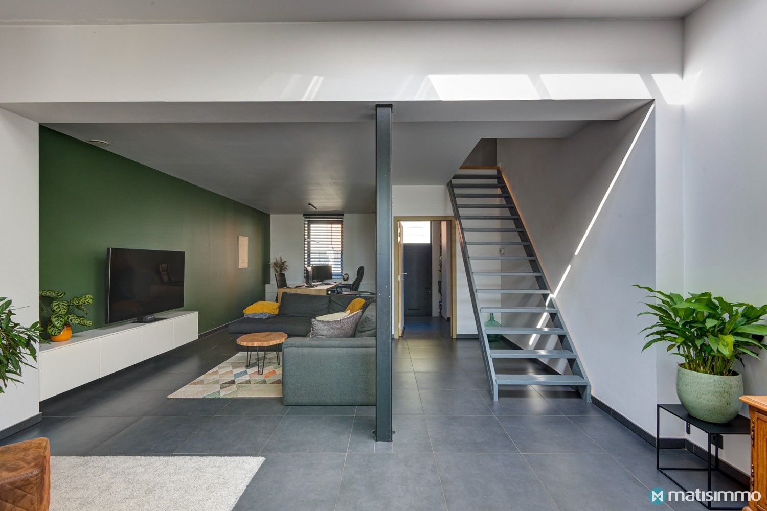 RUIME INSTAPKLARE GEZINSWONING MET 4 SLAAPKAMERS, TUIN EN ZONNEPANELEN foto 2