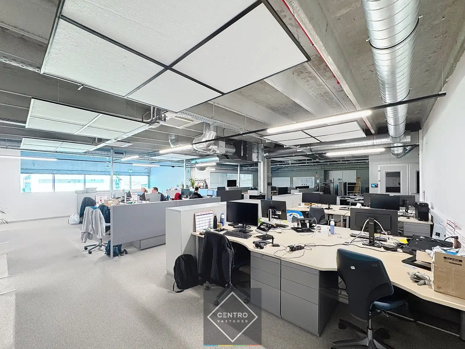 Goed geïsoleerd en verwarmd BEDRIJFSGEBOUW, bestaande uit MAGAZIJNEN (1.080m²) met KANTOREN en randaccomodatie (999m²) en 40-tal private parkeerplaatsen op het terrein. Vlak aan de afrit Zandvoorde (Oostende). foto 6