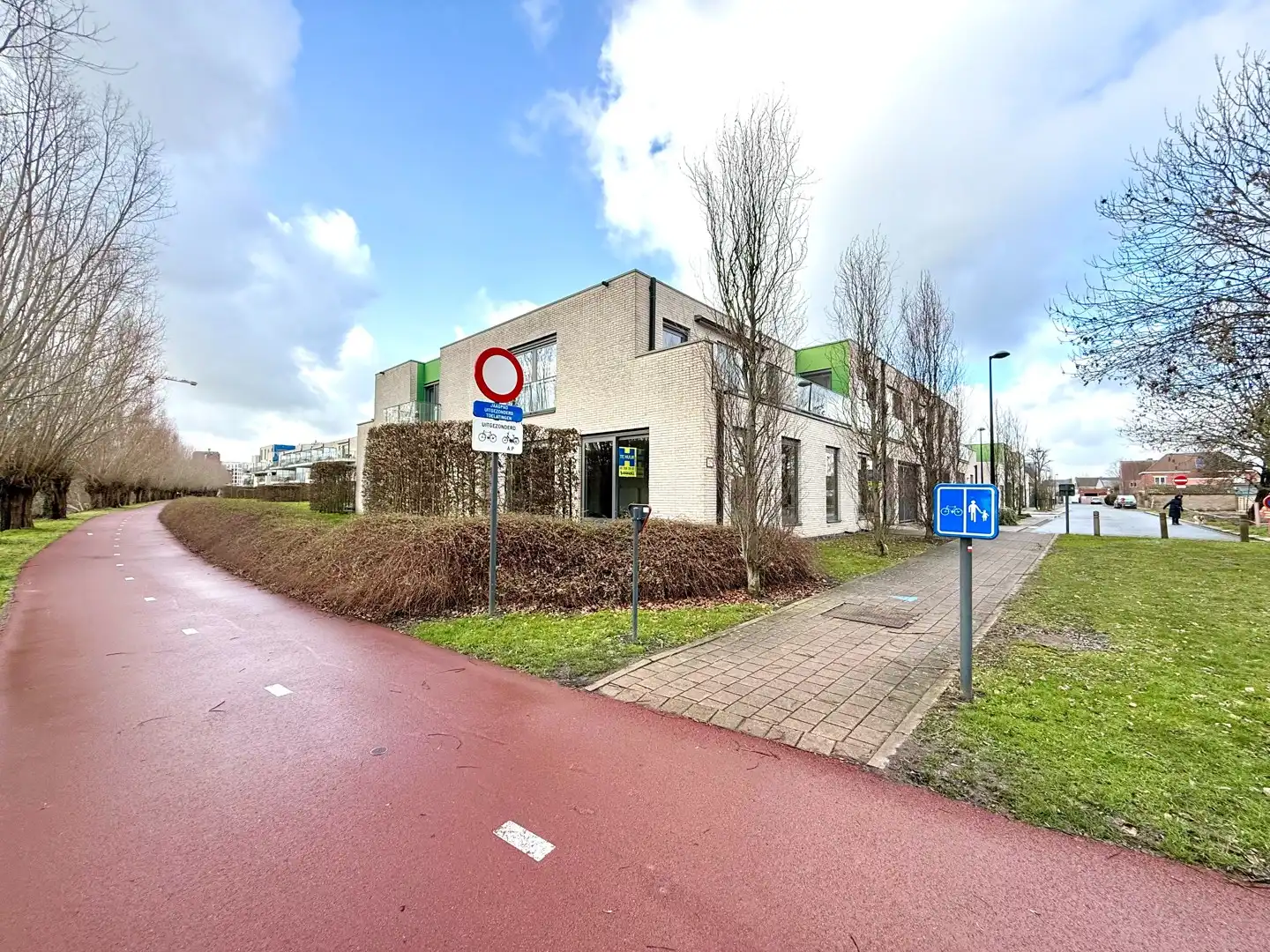 Centraal gelegen, gelijkvloers appartement met 2 slaapkamers en terras met zicht op de Leie foto {{pictureIndex}}