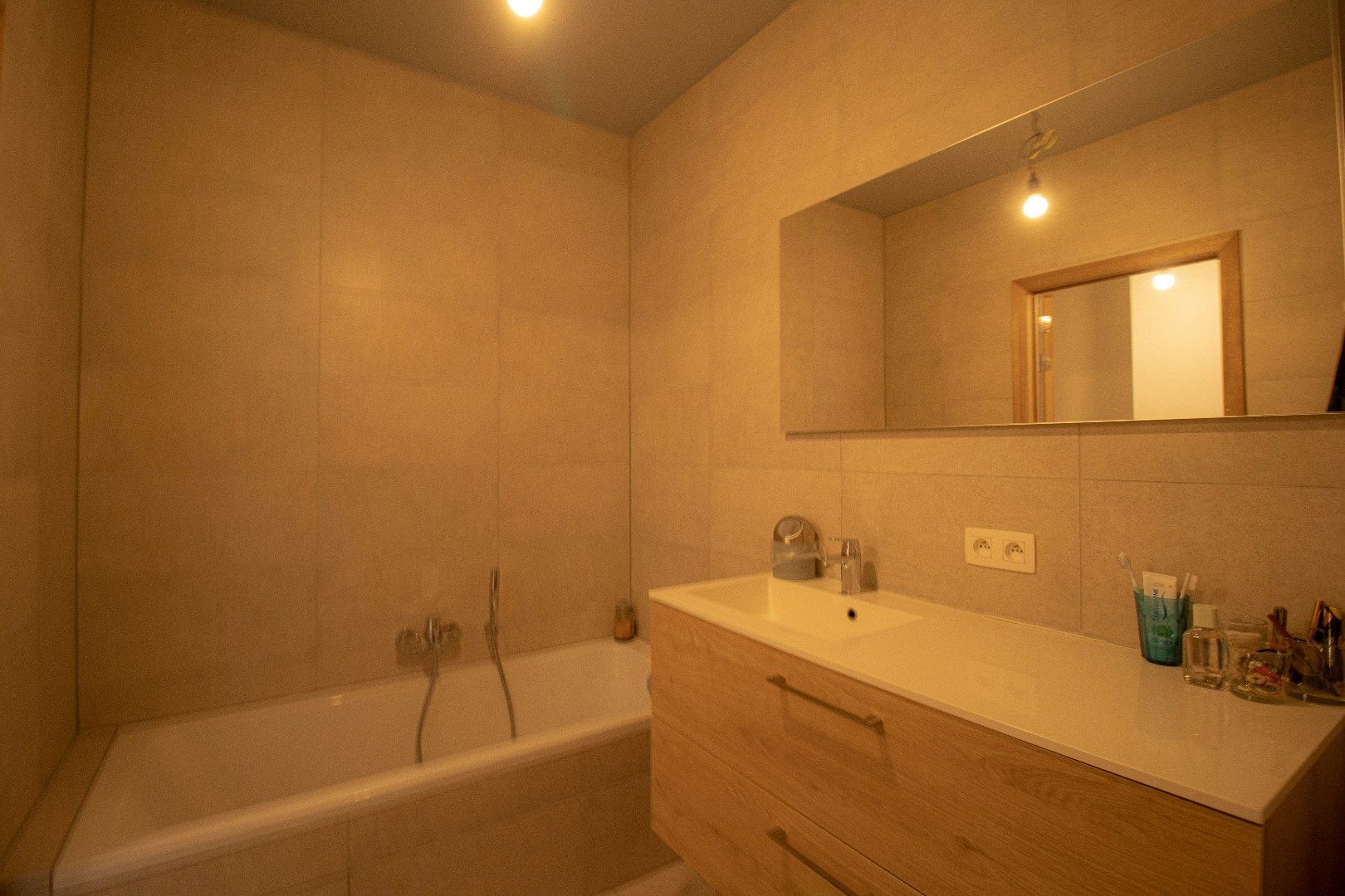 Rijwoning met 3 slaapkamers en tuin in Kortrijk foto 8