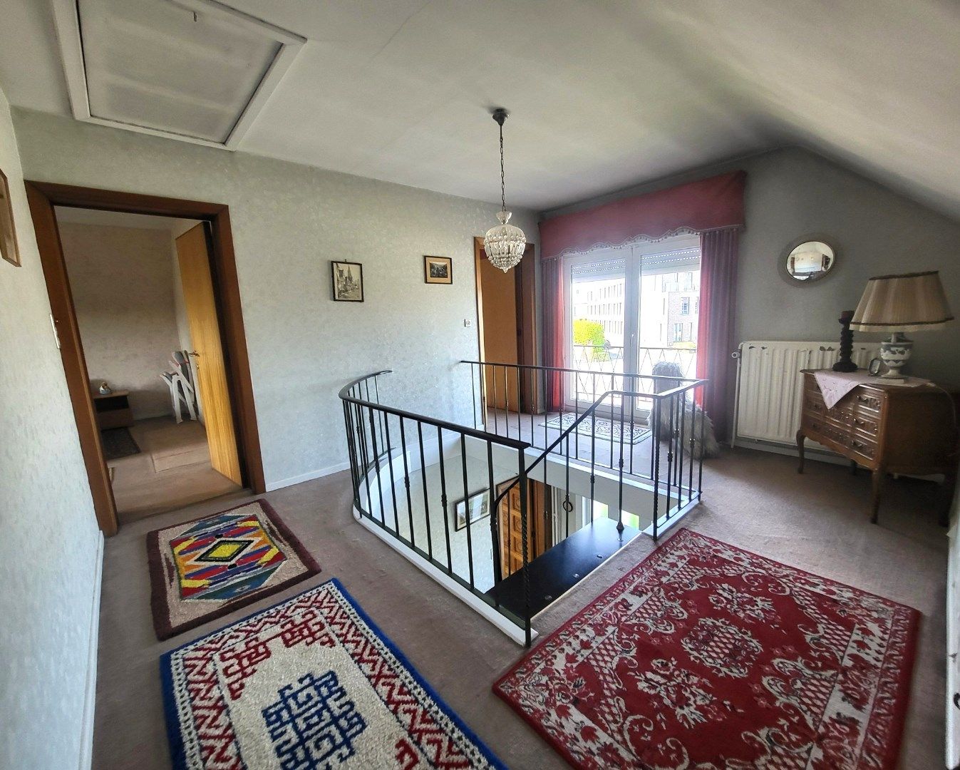 Statig gluurt deze villa naar haar omgeving... foto 17