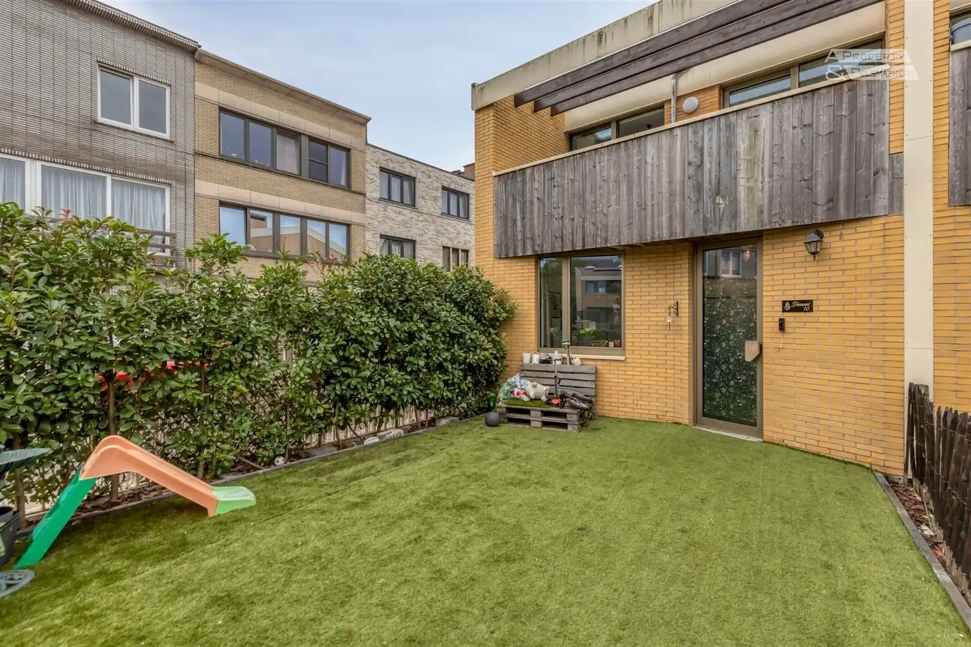 Instapklare gezinswoning met 3 slaapkamers, terras, voortuin en parking foto 18