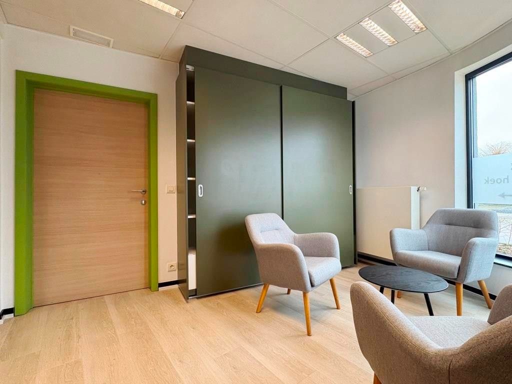 Duurzaam en sterk visueel gelegen kantoorgebouw met 3 standplaatsen en groot bovenliggend appartement. foto 4