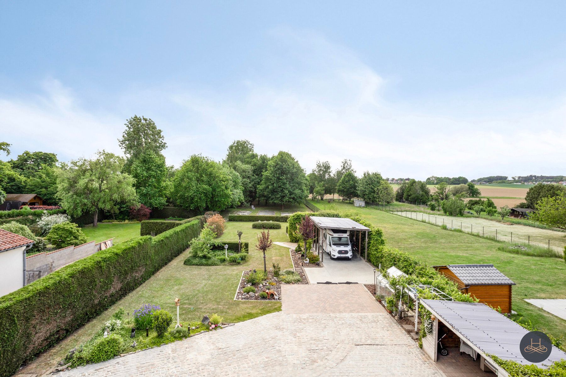 Perfect onderhouden en ruime woning met prachtige ZW tuin foto 3