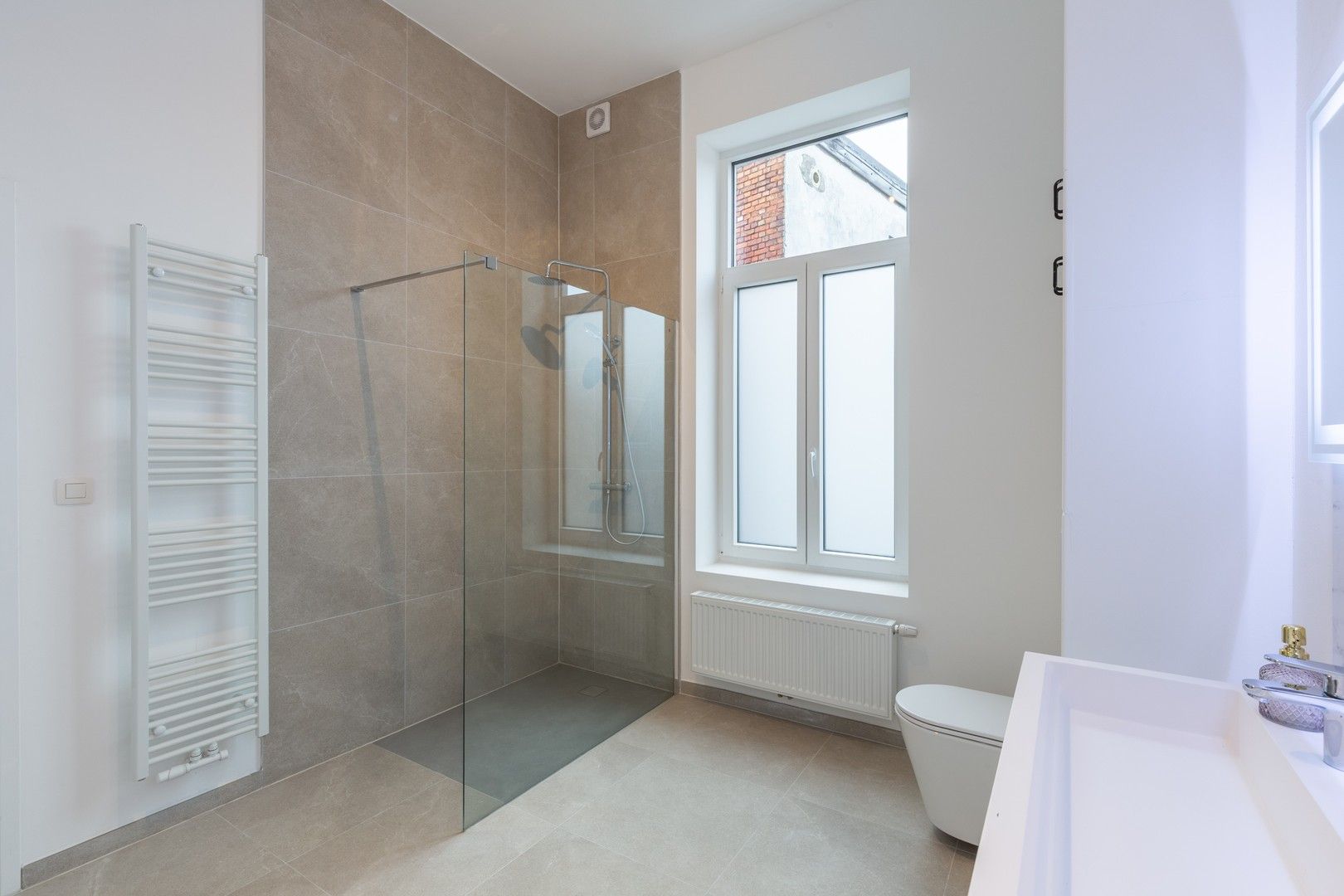 Totaal gerenoveerde woning foto 9