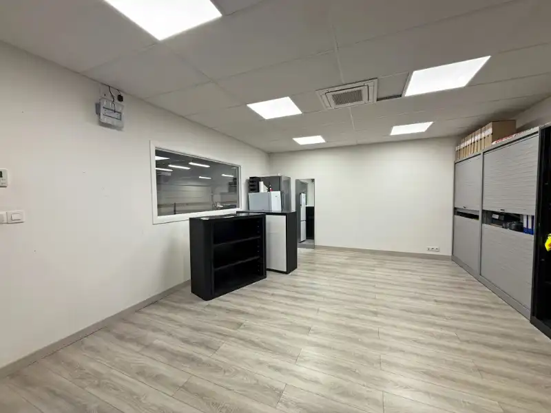 Magazijn met showroom te huur foto 8