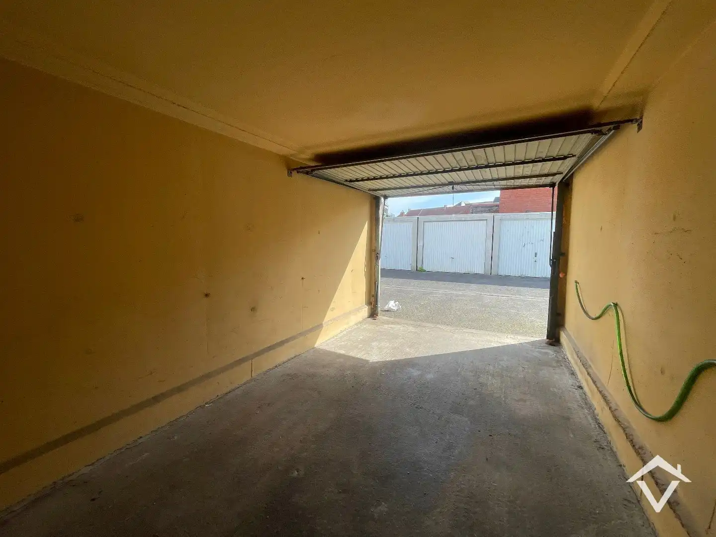 Afgesloten garagebox in centrum Roeselare foto 3