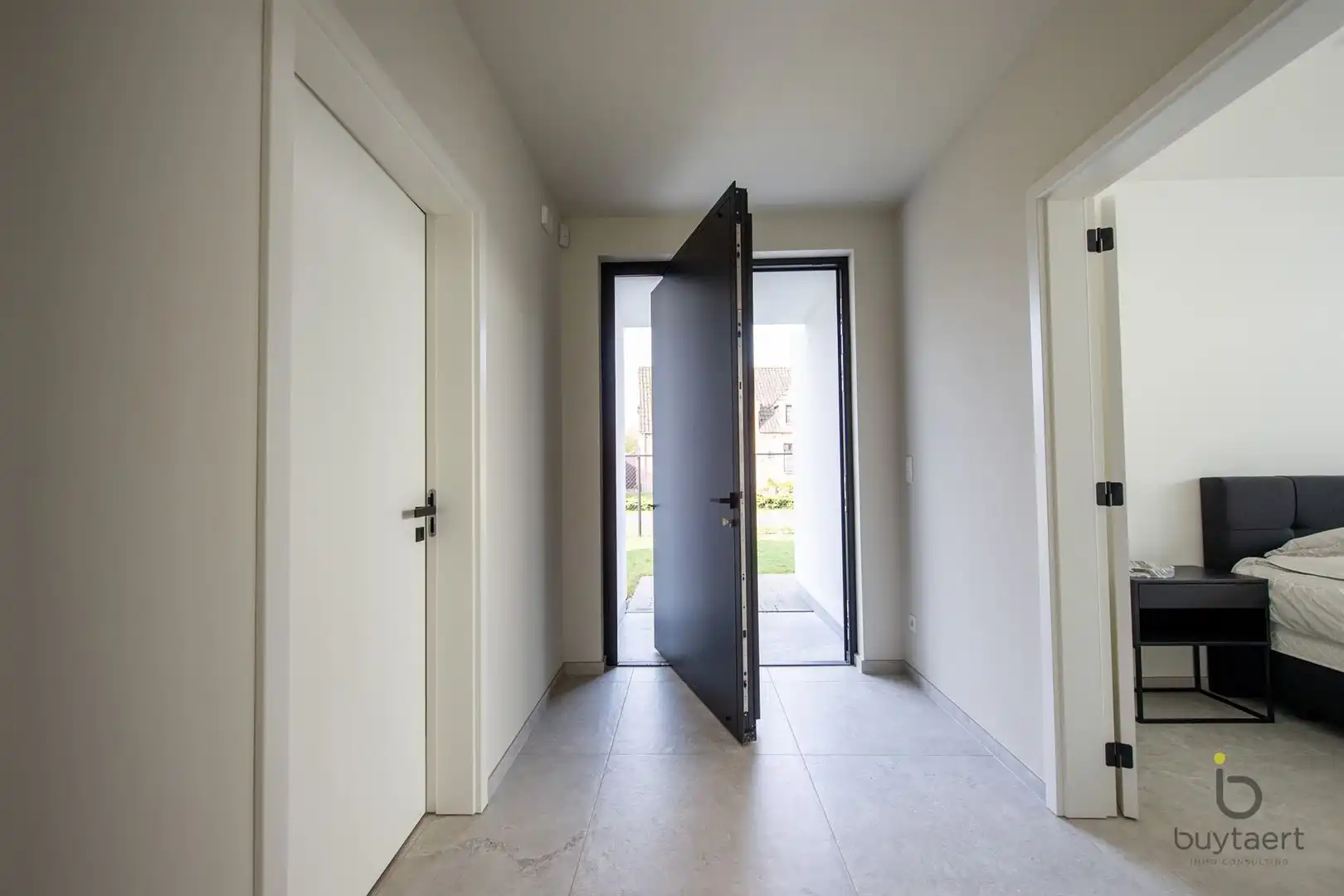 Knappe GELIJKVLOERSE villa + bijgebouw te Halle! foto 5