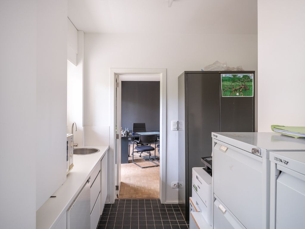 Ruim appartement of kantoorruimte met karakter, licht en een uitstekende ligging foto 5