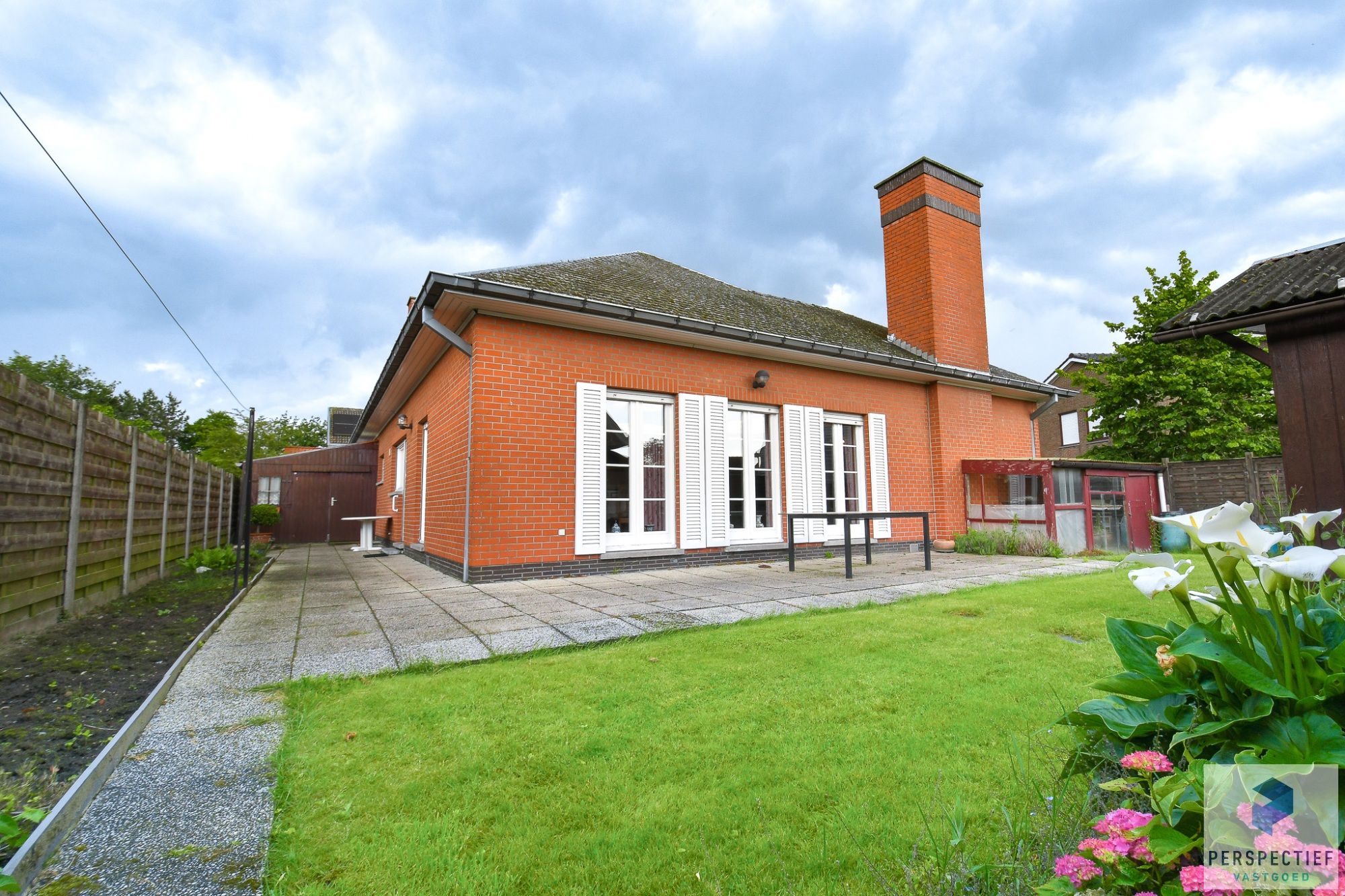 VRIJSTAANDE charmante woning met 2 GARAGES en ZONNIGE tuin foto 5