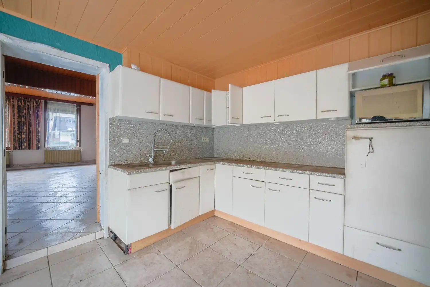 Op te knappen halfopen woning in Lommel foto 8