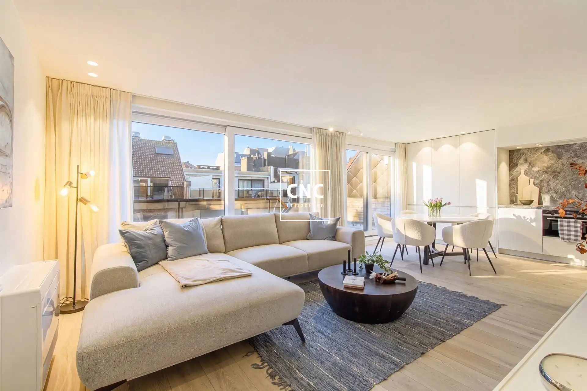 Gerenoveerde penthouse met grote terrassen nabij de zeedijk foto 2