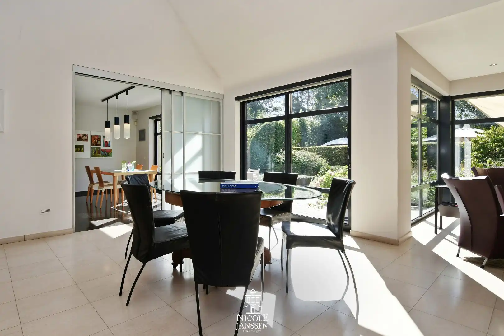 Ruime woning met zwembad foto 6