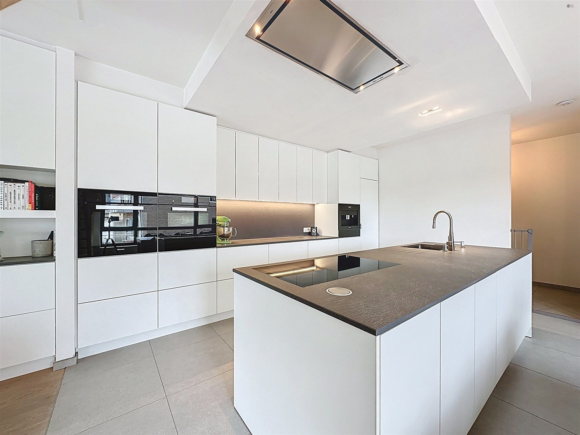 Prachtig duplex appartement (207m²) met 3 slaapkamers, 2 badkamers en zuid-gericht terras.  foto {{pictureIndex}}