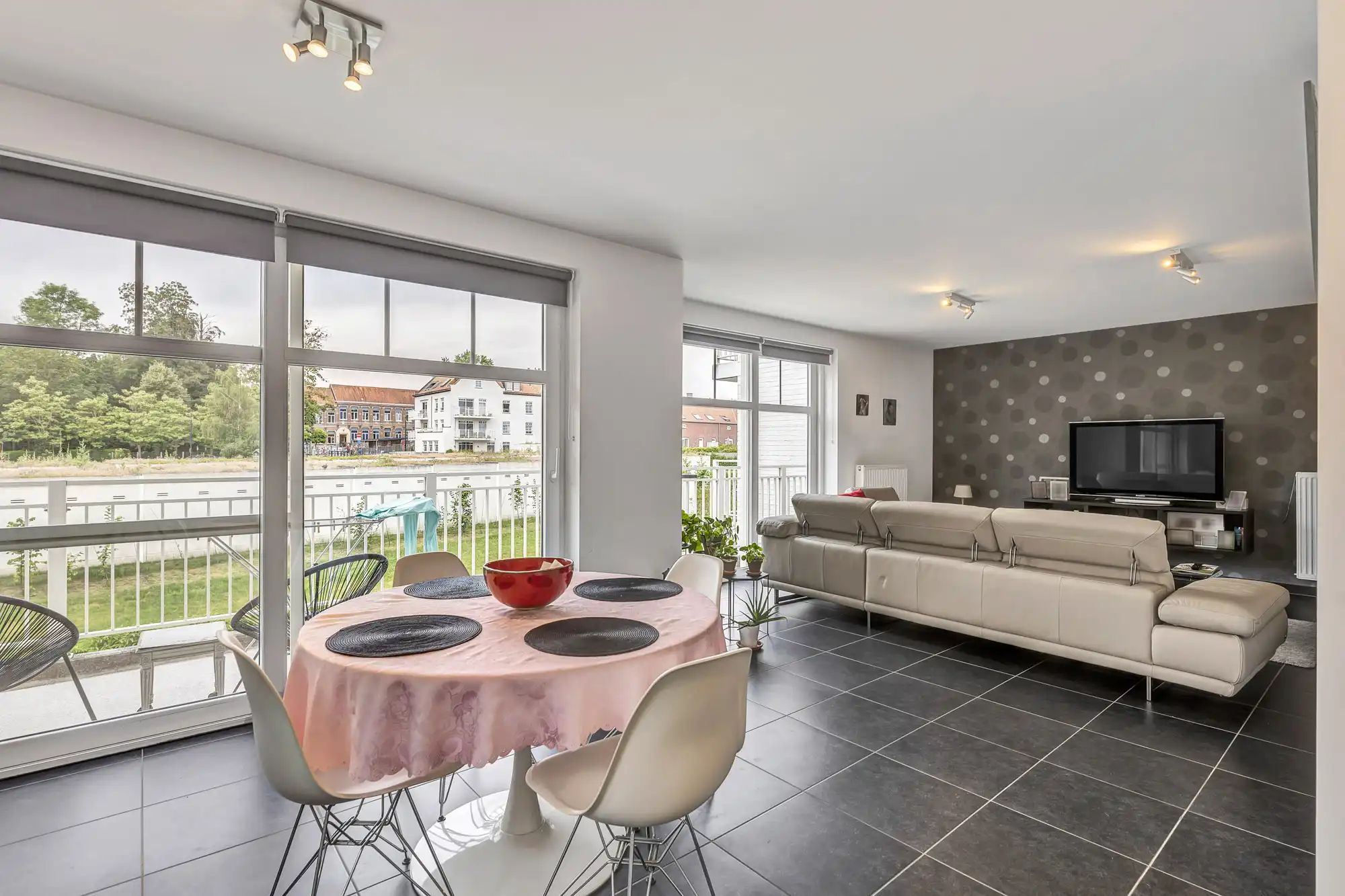 Ruim appartement met vier slpks, terras en autostaanplaats foto 9