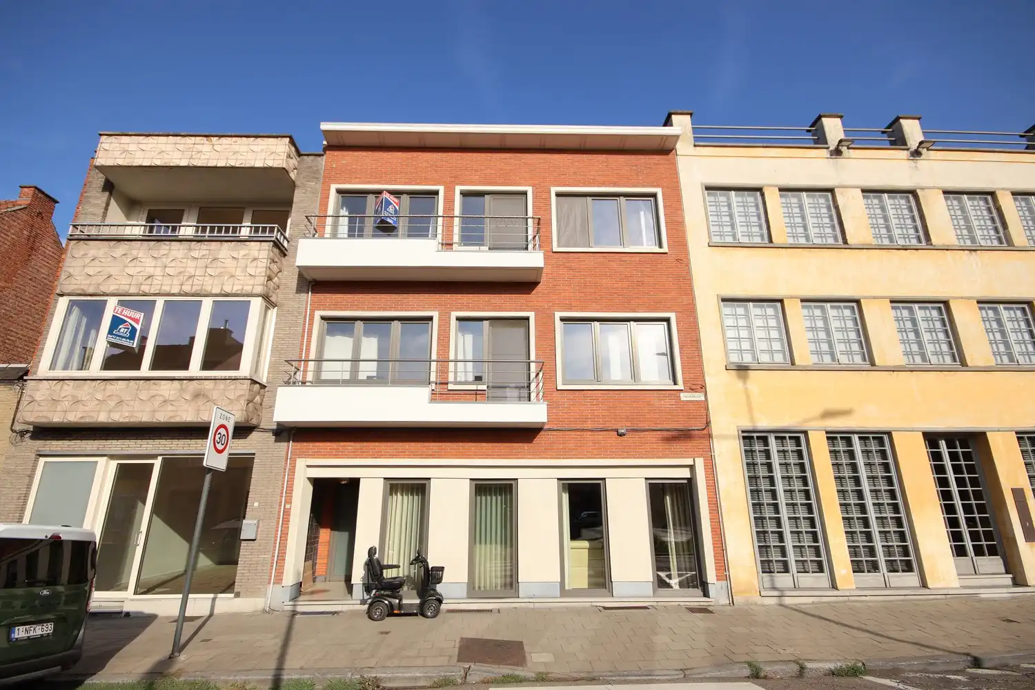 Modern en lichtrijk appartement met 2 slaapkamers en terras foto {{pictureIndex}}