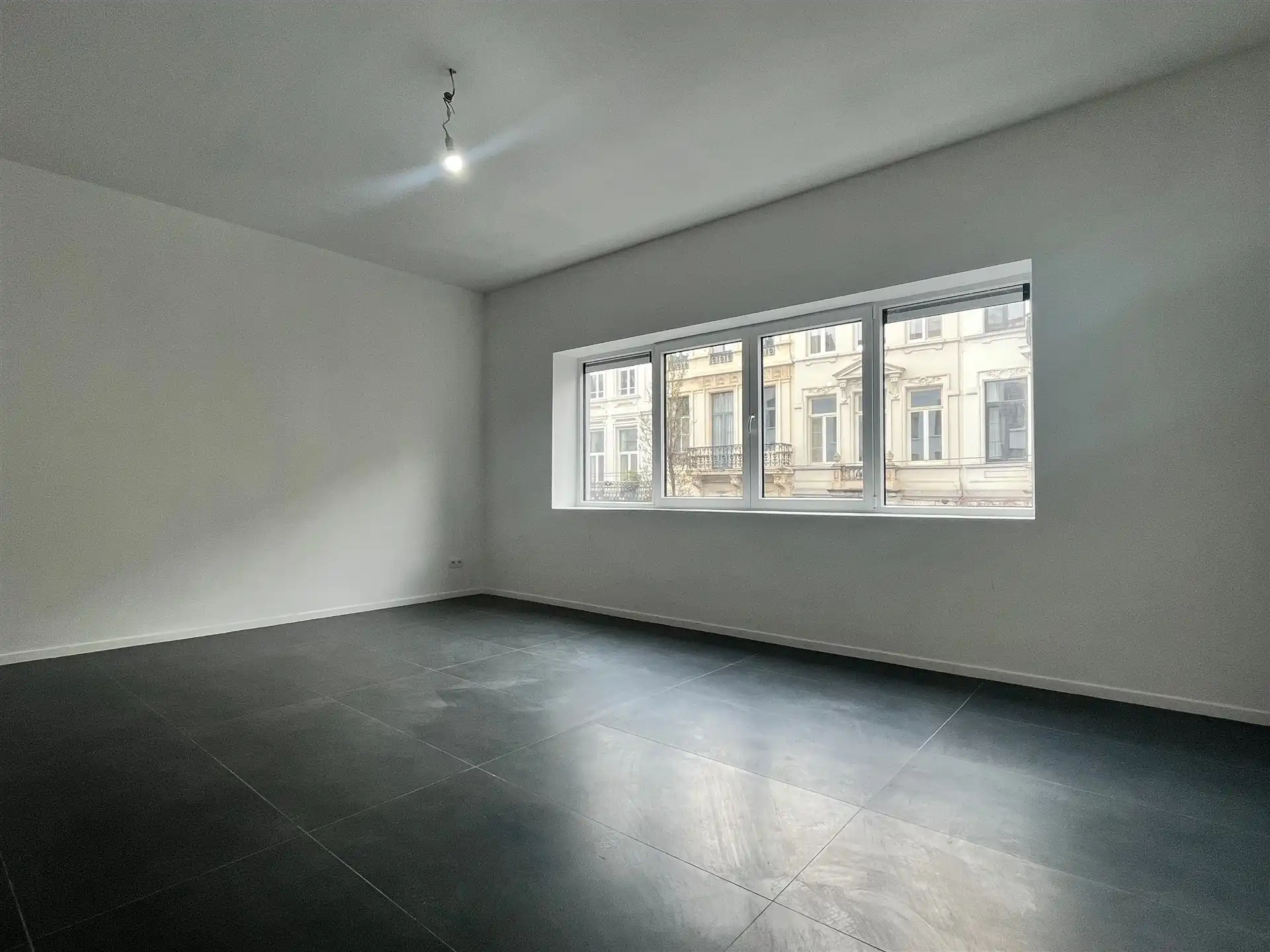 Volledig vernieuwd 2-slaapkamerappartement met gemeenschappelijk terras foto 3