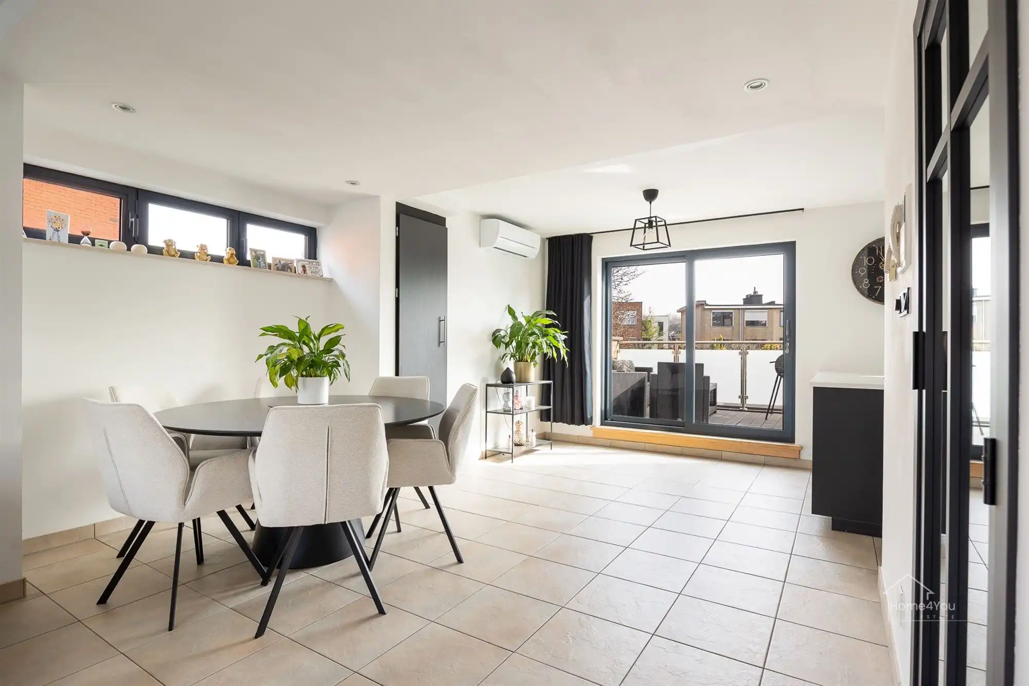 Gerenoveerd duplexappartement met privé-ingang en terras foto {{pictureIndex}}