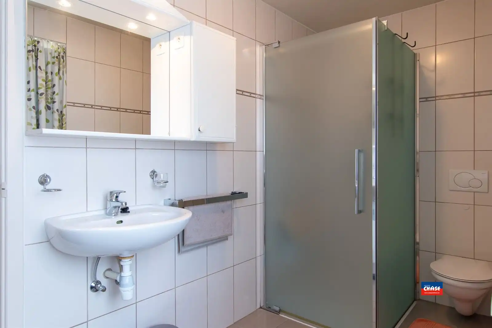 Op te frissen rijwoning met 3 slaapkamers, zolderkamer en gezellige zuid tuin. foto 19