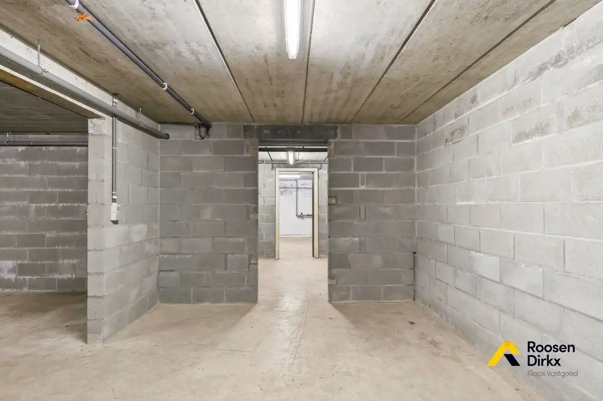 Vrijstaande en degelijke gezinswoning met 300m² bewoonbare oppervlakte en mogelijk 5 slaapkamers op perceel van 974m² foto 23