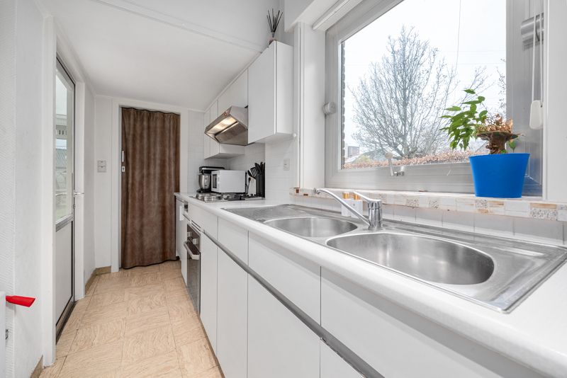 Roeselare : Op te frissen hoekwoning met gezellige tuin  voorzien van 3 slaapkamers&nbsp;en veel potentieel. foto 6