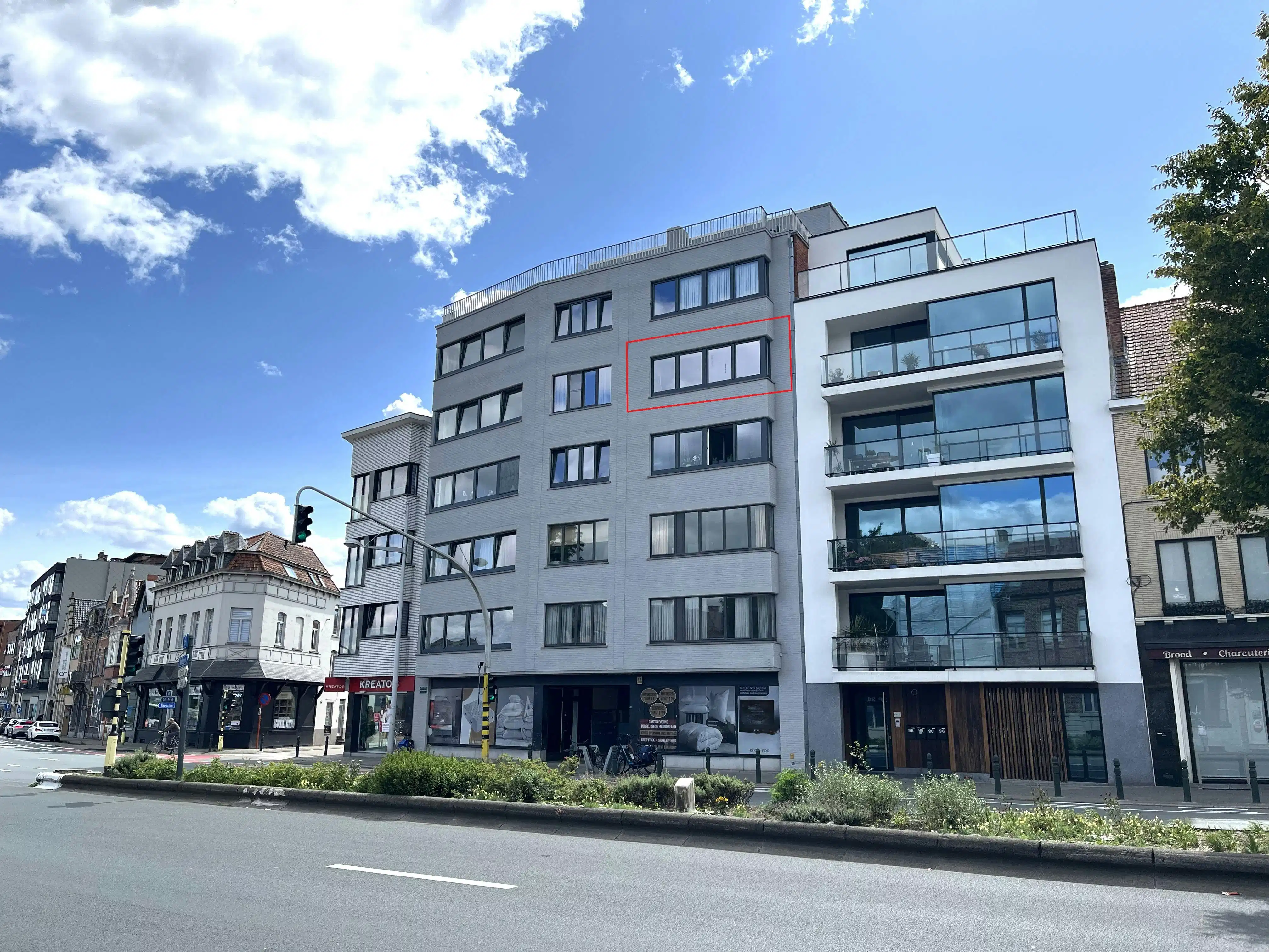 Appartement met 3 slaapkamers en garage te koop in Eeklo foto {{pictureIndex}}