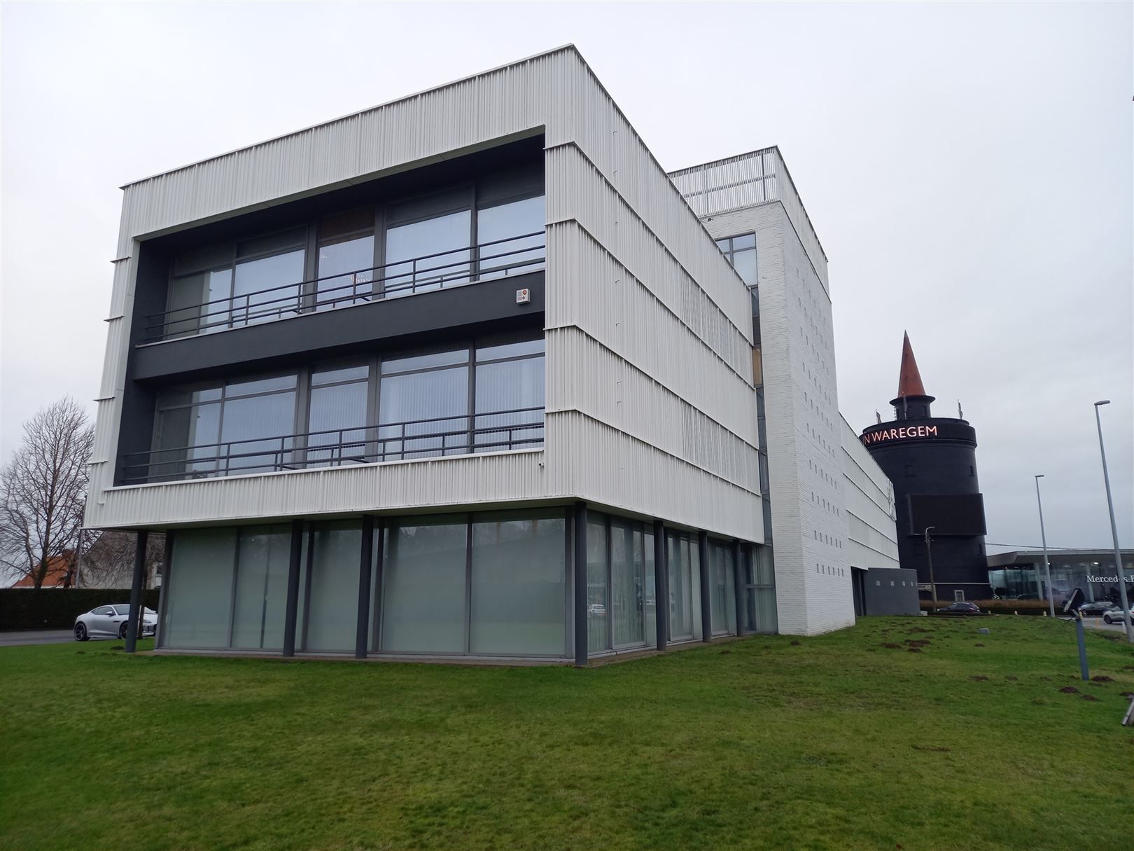 Recent gerenoveerd kantoorgebouw langs E17 vanaf 156m² tot 181m² foto {{pictureIndex}}