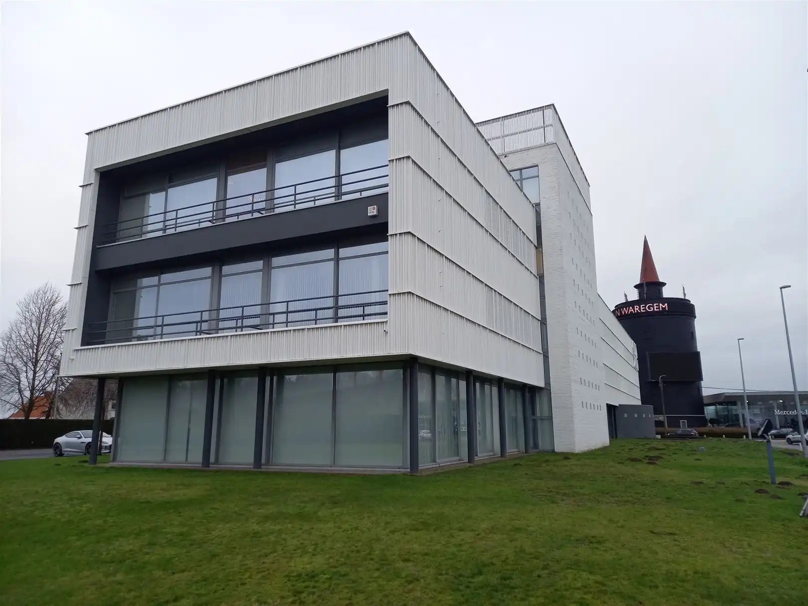 Recent gerenoveerd kantoorgebouw langs E17 vanaf 156m² tot 181m² foto {{pictureIndex}}