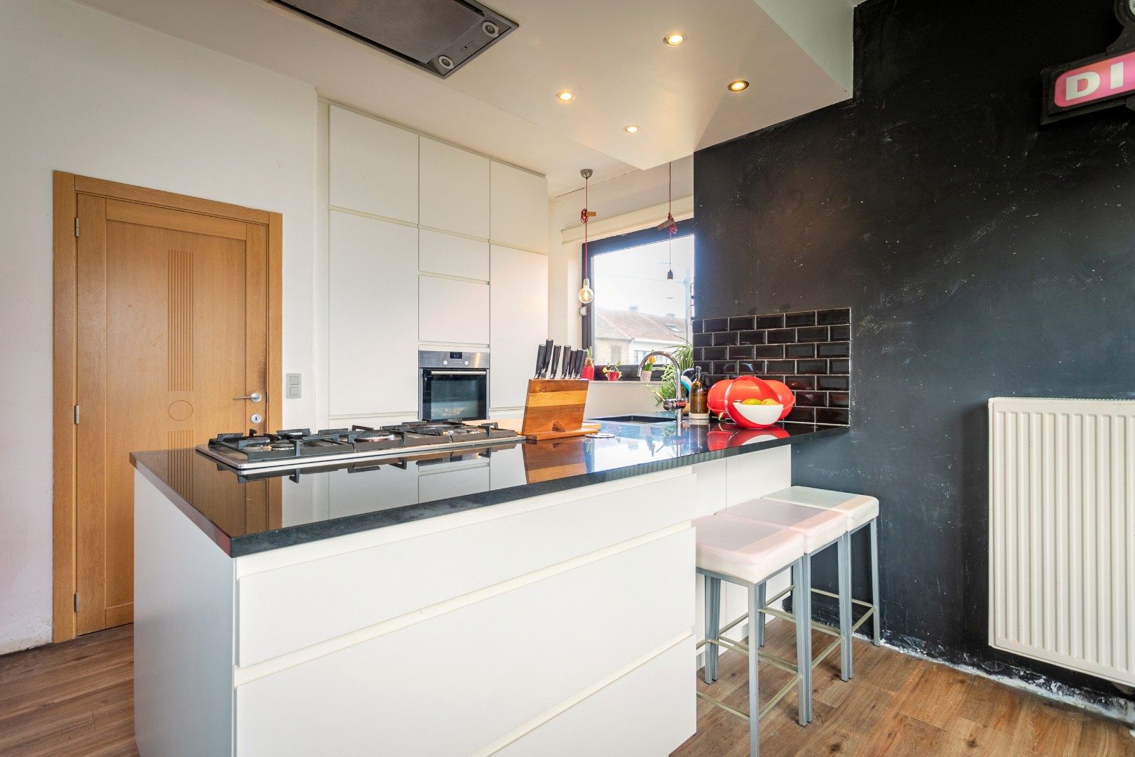 Solide woning met 6 slaapkamers, tuin en garage  foto 9