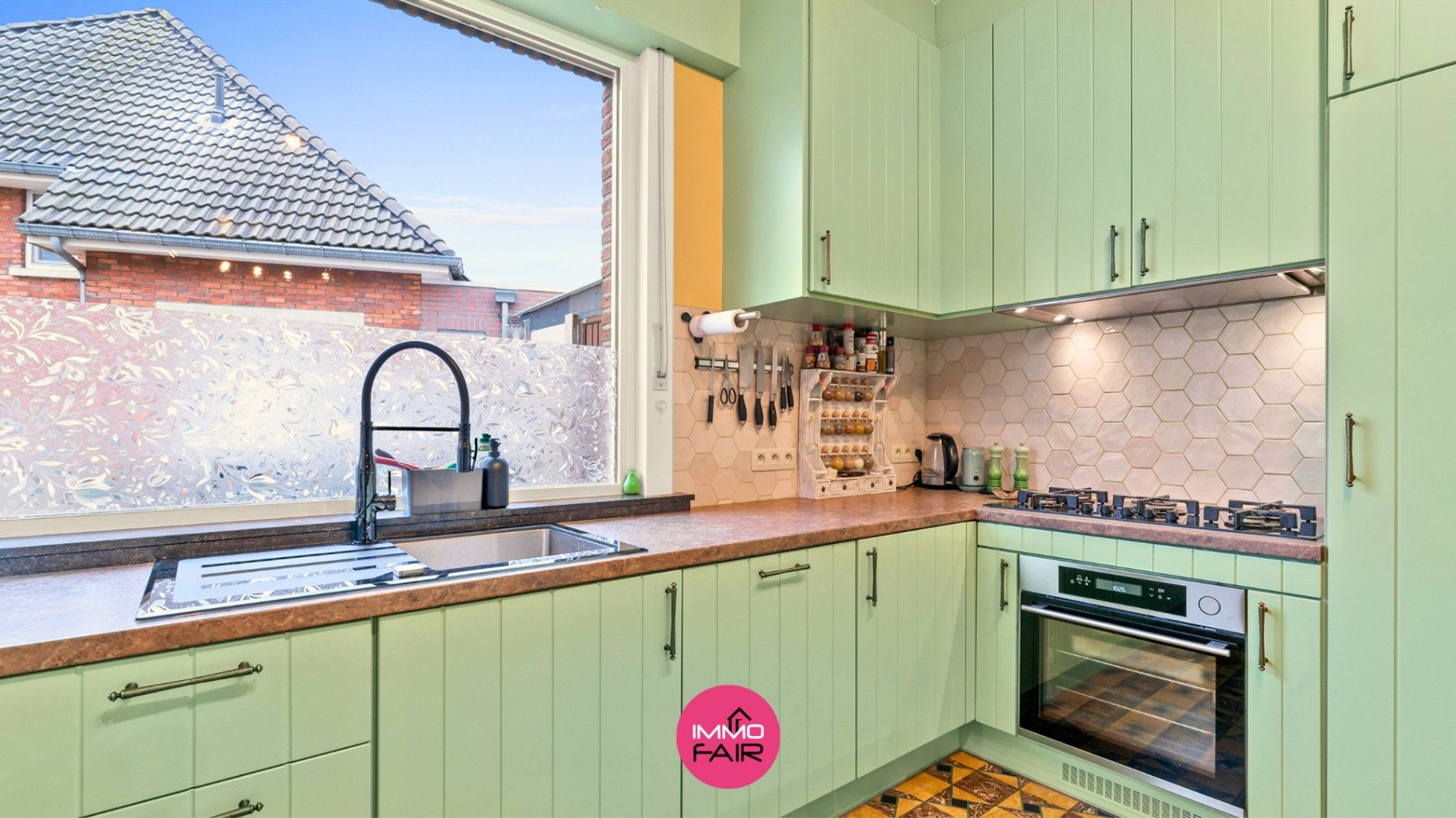 Gezinswoning met authentieke elementen in centrum Lanaken! foto 2