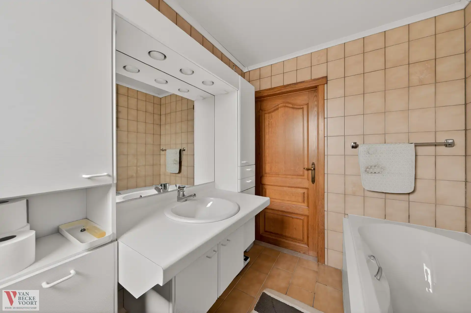 Te renoveren bel-etagewoning met garage foto 9