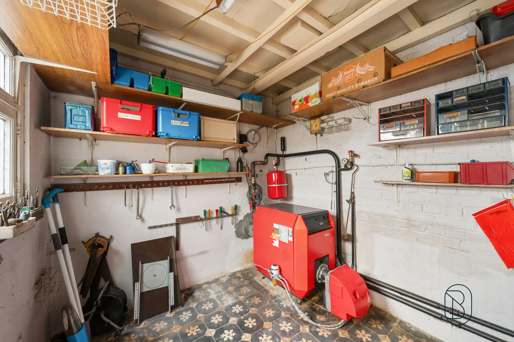 Te renoveren rijwoning met veel potentieel foto 15
