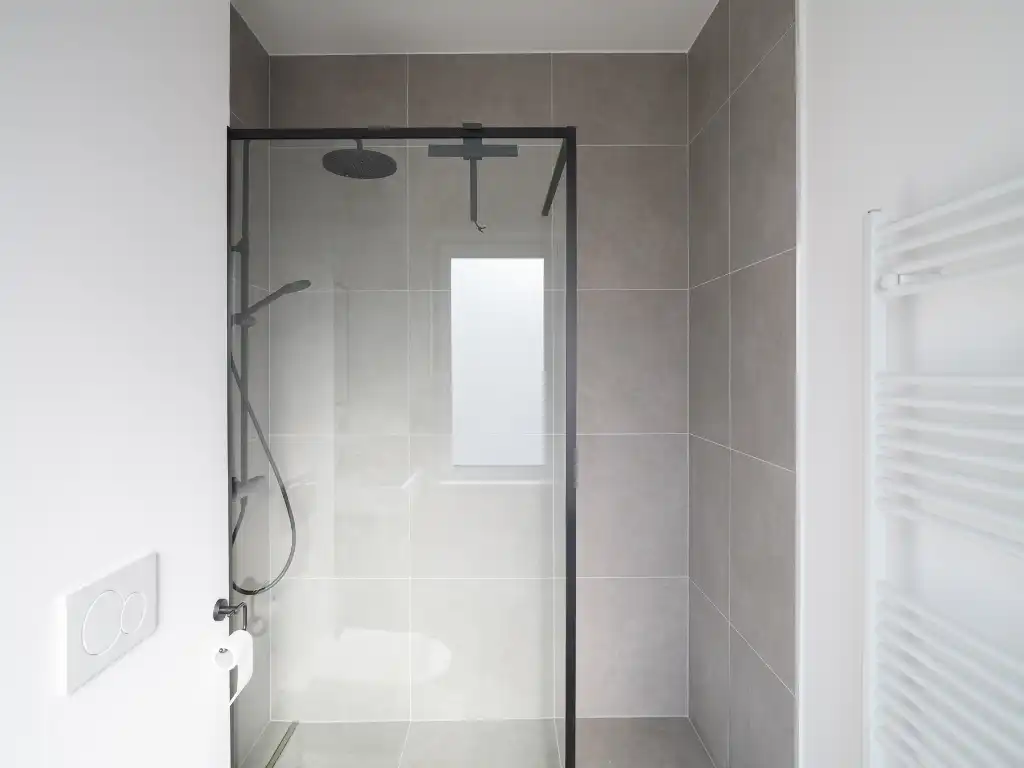 Instapklare en smaakvol gerenoveerde woning (3 slaapkamers – 2 badkamers) met tuin nabij het Paul de Smet de Naeyerpark. foto 19