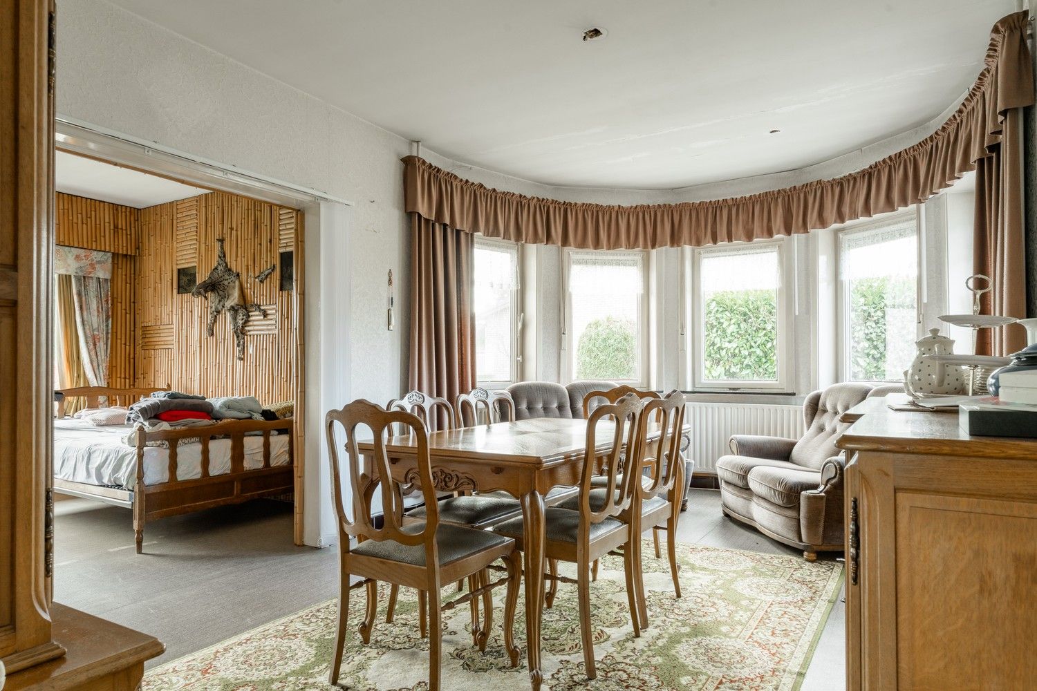 Karaktervolle woning met potentieel op toplocatie in het centrum van Hechtel foto 2