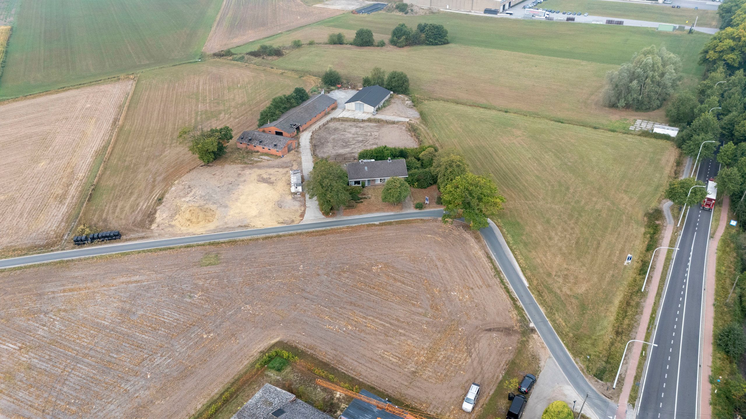 Hoofdfoto van de publicatie: Vrijstaande zonevreemde woning met paardenstal op ca. 20.000 m² te Meer
