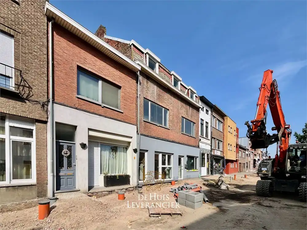 Uniek gebouw met handel en woongelegenheden te koop in Rumst foto {{pictureIndex}}