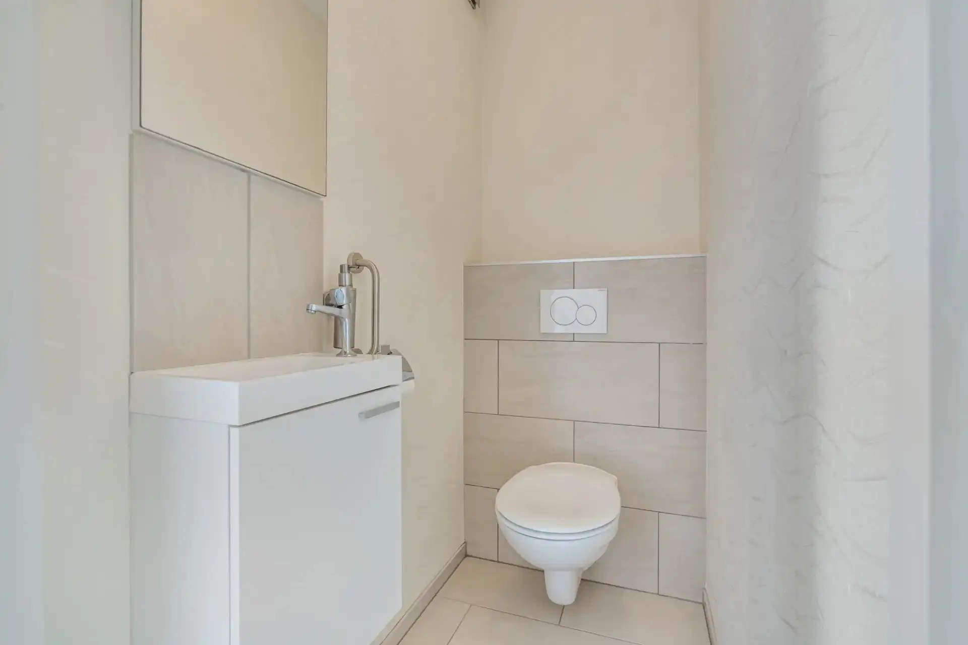 Instapklaar appartement met ruim terras in Heusden foto 17