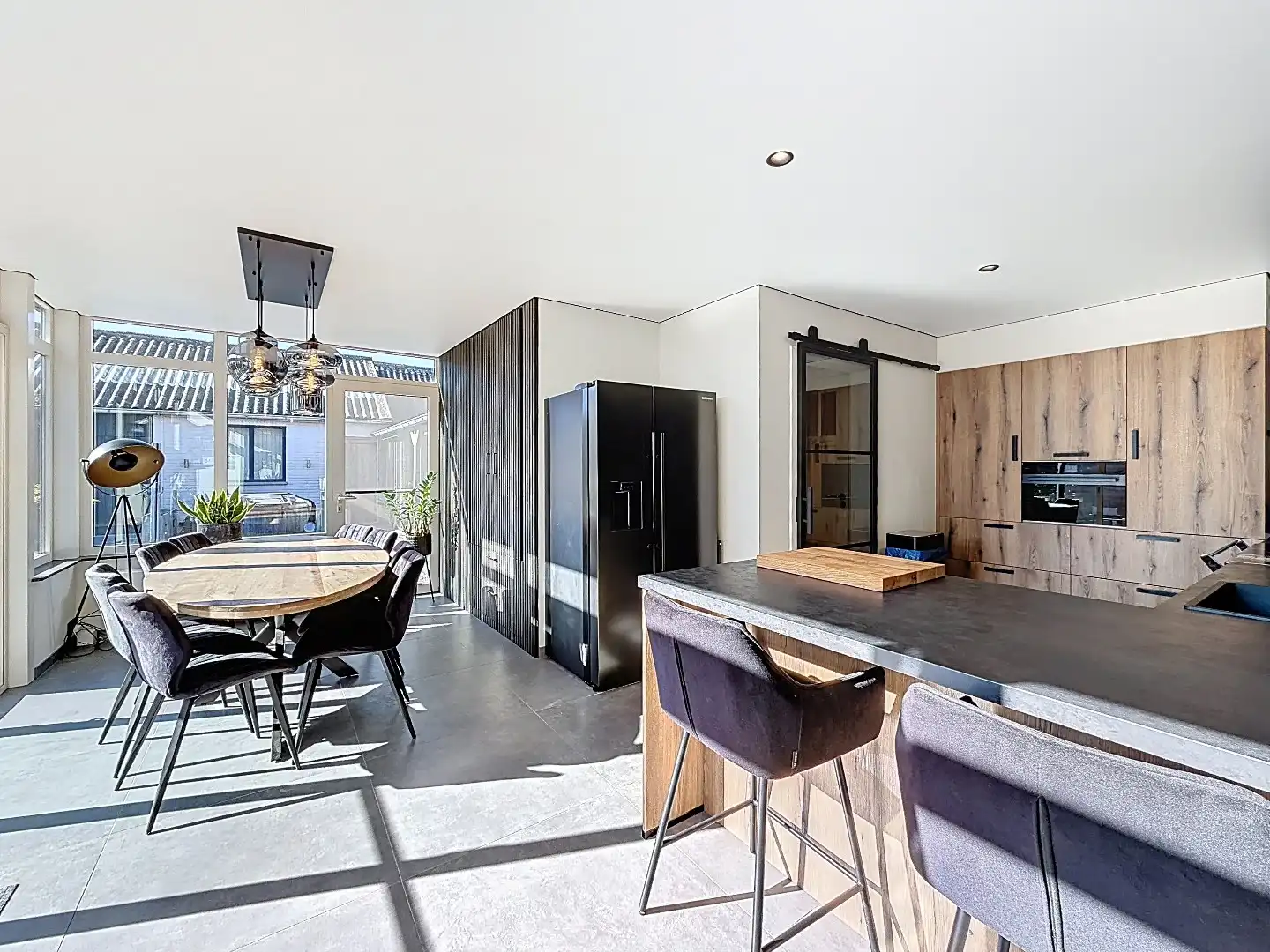 Instapklare twee-onder-een-kapwoning met uitbouw, luxe overkapping en zonnige tuin op het westen  foto 9