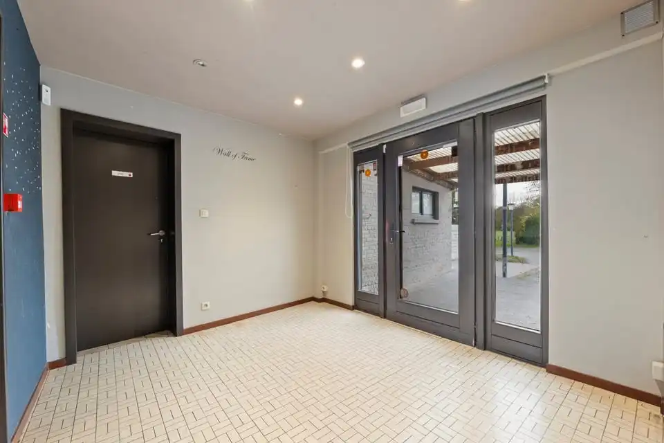 HANDELSHUIS MET PARKING OP EEN TOPLOCATIE IN LINTER foto 10