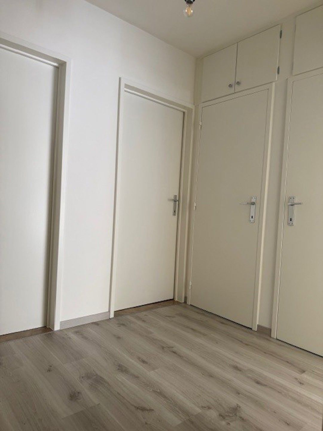 Deels gerenoveerd gelijkvloers appartement. foto 8